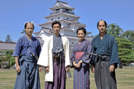 　大河ドラマ「八重の桜」の役衣装を初披露した（左から）玉山鉄二、長谷川博己、綾瀬はるか、西島秀俊