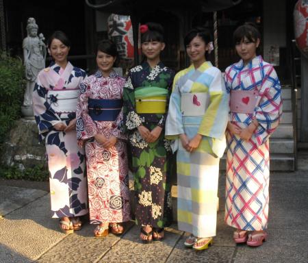 　浴衣でＰＲした（左から）白羽ゆり、佐津川愛美、谷村美月、入来茉里、宮崎美穂