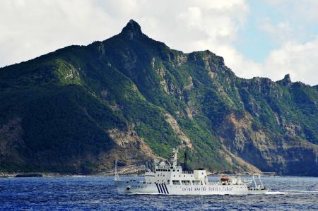 　沖縄県・尖閣諸島近くの海域を航行する中国の海洋監視船「海監１５」（新華社＝共同）