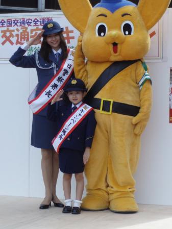 　１日警察署長を務めた（左から）香里奈と小林星蘭