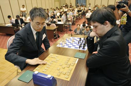 　将棋の羽生善治２冠（左）とチェスのフランス王者マキシム・バシェ・ラグラーブ氏