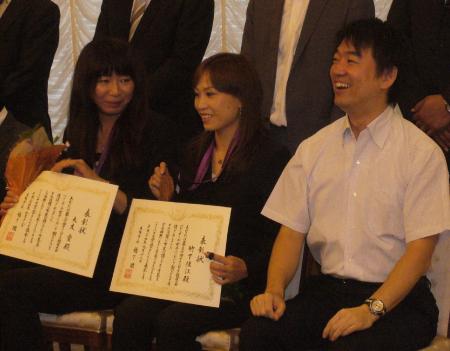 　橋下大阪市長（右）が竹下佳江選手（中央）、大友愛選手（左）らを表彰