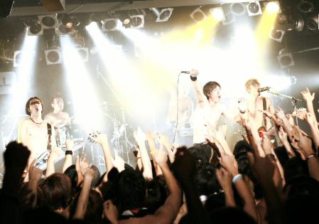 「男だらけの裸ライブ」で観客とともに上半身裸でライブを行うＳＰＹＡＩＲ