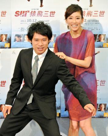 武家の娘役の水川あさみを守るようにポーズを決める佐助役の伊藤淳史＝東京・ＮＨＫ