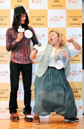 「ｍｙＦａｖｅ」ＰＲイベントに出席した渡辺直美（右）と栗原類　
