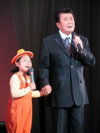 ６６歳差のデュエット曲を披露した里見浩太朗と熊田胡々＝東京・日本橋公会堂