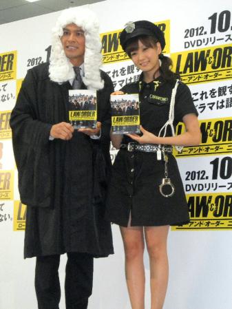 女性警官の制服姿でＤＶＤをＰＲする藤本美貴（右）と岡田圭右