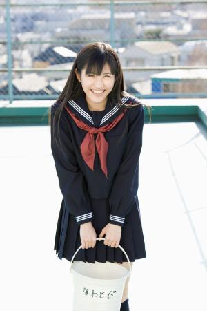 　４７都道府県の学校の制服を着ることになった渡辺麻友（Ｃ）集英社　週刊プレイボーイ