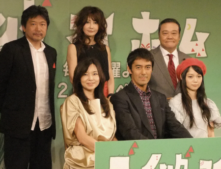 　（前列左から）山口智子、阿部寛、宮〓（ＦＡ１１）あおい、（後列左から）是枝裕和監督、ＹＯＵ、西田敏行＝目黒区のウェスティンホテル東京