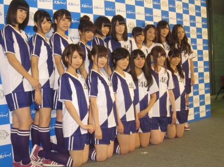 　おそろいのサッカーユニホームを着る乃木坂４６＝東京ドームシティホール