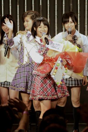 　卒業公演を終えて笑顔で花束を受け取る（中央）城恵理子と（後列左から）小笠原茉由、谷川愛梨、山本彩