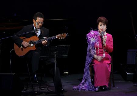 　作曲した弦哲也さん（左）の演奏で６０周年記念曲「結果生き上手」を歌うペギー葉山