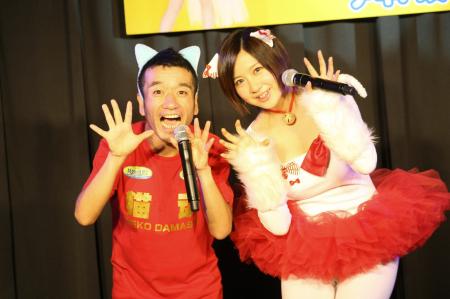 　　猫ひろし（左）とＡＫＢ４８の歌手・小野恵令奈