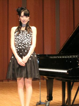 　ピアノを前に笑顔を見せる松井咲子＝東京・紀尾井ホール