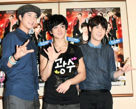 公演初日を迎えた超新星の（左から）ゴニル、グァンスと、応援にやってきたジヒョク