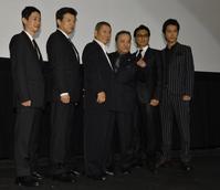 　黒スーツ姿で初日舞台あいさつに勢ぞろいした（左から）加瀬亮、三浦友和、北野武監督、西田敏行、高橋克典、桐谷健太＝新宿バルト９（撮影・田村亮介）