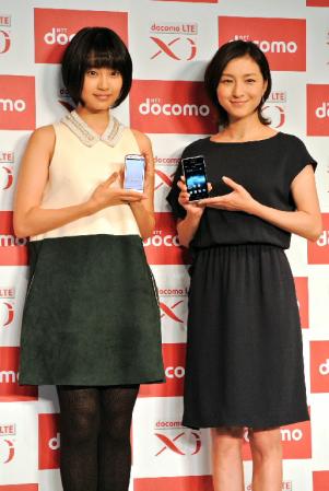 久々にＮＴＴドコモのＣＭに復帰した広末涼子（右）と清水くるみ＝東京・汐留