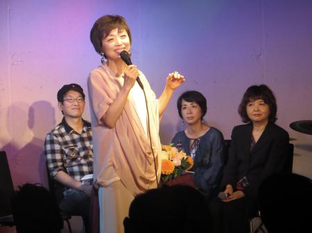　応援に駆けつけた（後列左から）春風亭昇太、阿川佐和子、残間里江子氏を前に熱唱するクミコ