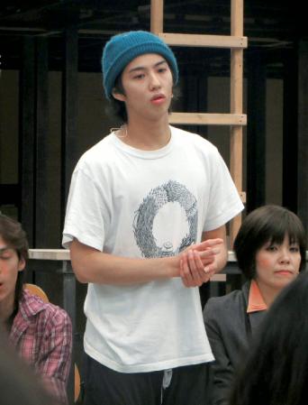 作品への思いを語る賀来賢人＝東京