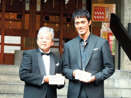 直筆の絵馬を奉納した阿部寛（右）と村上ショージ。阿部は村上の中途半端なボケも優しくフォロー