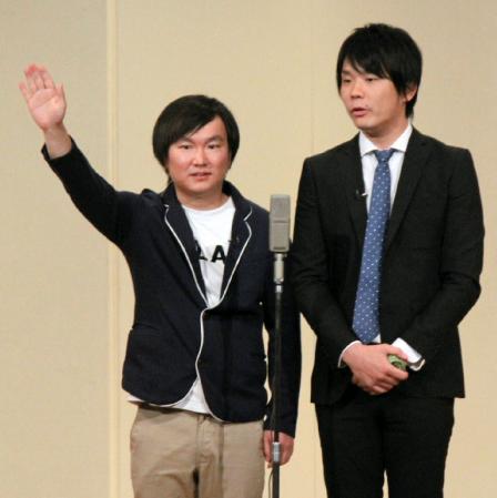 右のろっ骨を骨折したかまいたちの山内健司（左）が舞台復帰。右は濱家隆一