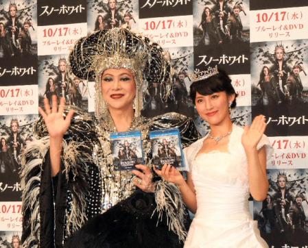 「あーたも頑張んなさいよ」と小林幸子にエールを送った美川憲一（左）。女王の美川に対し、福田彩乃は王女の衣装で