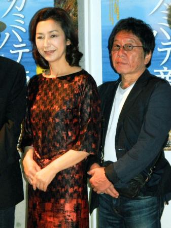 　「カミハテ商店」の完成披露試写会に出席した（左から）高橋惠子、高橋伴明氏＝東京・渋谷のユーロスペース