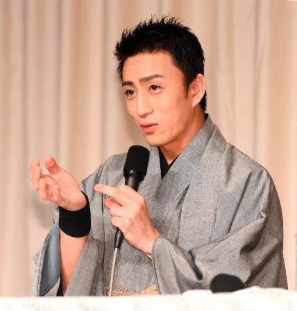 右手のサポーターを見せる市川染五郎＝帝国ホテル（撮影・金田祐二）