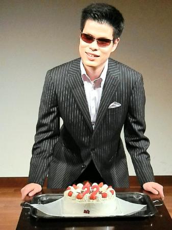 コンサートで２２歳の誕生日を祝福される清水博正＝東京・六本木の「Ｔｈｅ　１６３３　ｔｏｋｙｏ」