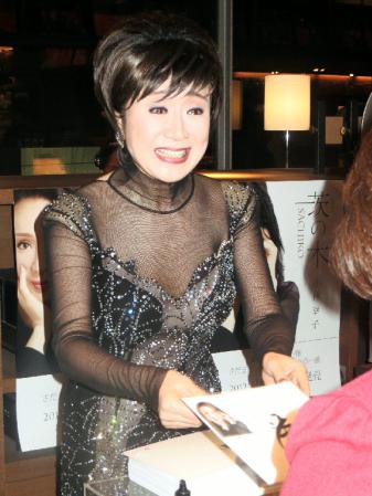 新曲発売イベントを行った小林幸子＝東京・渋谷区の代官山蔦屋書店