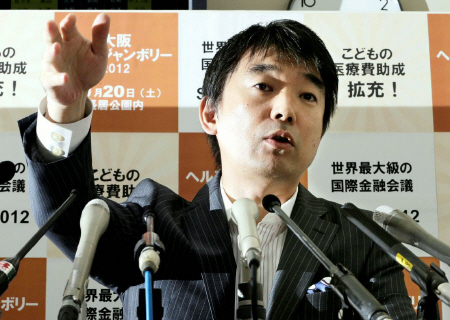 記者会見で週刊朝日の記事について記者の質問に答える橋下徹大阪市長＝18日午後、大阪市役所