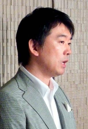 　記者団の取材に応じる日本維新の会代表の橋下徹大阪市長＝19日午後、大阪市役所