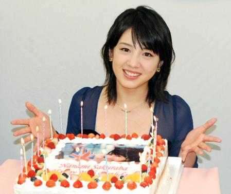 バースデーケーキで20歳の祝福を受けた桜庭ななみ＝東京・神保町