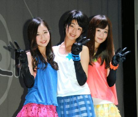 デビュー曲をキュートに歌った「ＲｅａａａＬ！」の（左から）綾乃美花、秋月三佳、朝倉由舞＝東京・台場