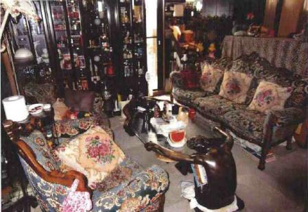 　角田美代子被告らが住んでいたマンションのリビングルーム＝７月、兵庫県尼崎市