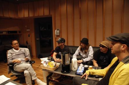　曲制作の相談をする（左から）小田和正とＭＯＮＫＥＹ　ＭＡＪＩＫのブレイズ、ｔａｘ、ＤＩＣＫ、メイナード