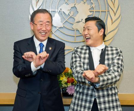 　２３日、ニューヨークの国連本部でポーズをとる潘基文事務総長（左）と韓国人歌手ＰＳＹ（国連提供・共同）