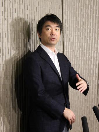 　記者団の質問に答える橋下市長＝大阪市役所