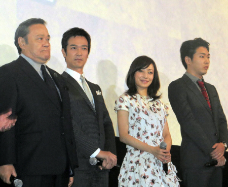 　舞台あいさつを行った（左から）西田敏行、堺雅人、菅野美穂、柄本佑＝東京・丸の内ピカデリー