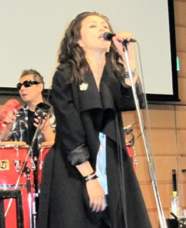 ＨＩＳ大人の自由旅行イベントで熱唱する夏木マリ＝東京・港区の東京アメリカンクラブ
