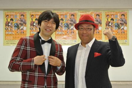 真打ちに昇進した喜びを謎解きで表現したＷコロンのねづっち（左）と木曽さんちゅう＝東京・浅草