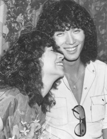 　アン・ルイス（左）と婚約を発表した桑名正博さん＝１９７９年８月２７日、成田空港