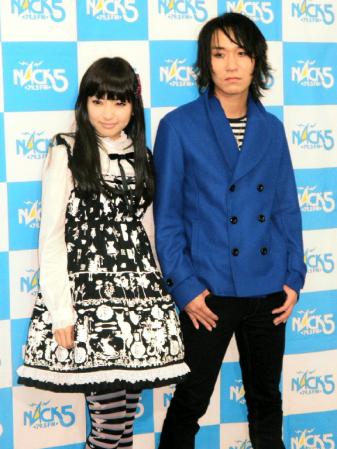 新バンド「Ｓｉｌｅｎｔ　Ｌｉｌｙ」をお披露目したＳＡＹＡＫＡ（神田沙也加）。右はギターのソン　ルイ