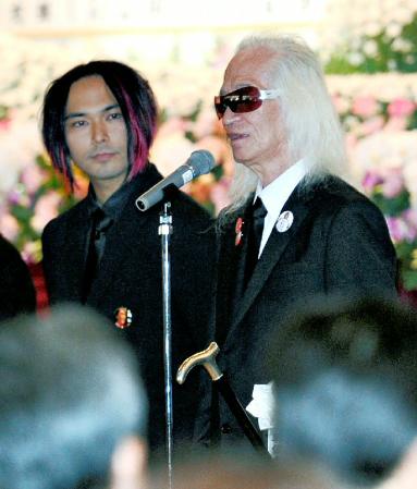 　桑名正博さんの葬儀・告別式で長男美勇士さん（左）と並び、あいさつする内田裕也さん＝30日午後、大阪市阿倍野区
