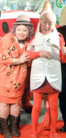 腕を組んでまんざらでもない表情の（左から）渡辺直美と鯛のコスプレ姿の坂田利夫