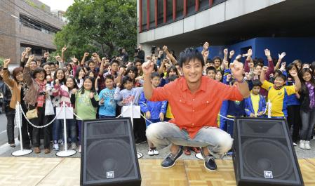 　在日ブラジル人たちと楽しい時間を過ごした遊助　（左）（上）即席ライブで熱唱＝北青山のブラジル大使館（撮影・田村亮介）