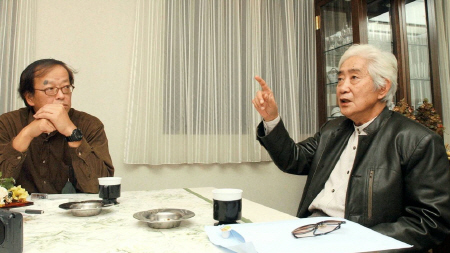 05年、本紙企画で大森一樹監督（左）と対談する藤本義一さん