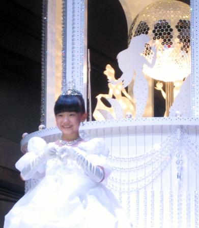プリンセスに変身し、うれしそうな芦田愛菜