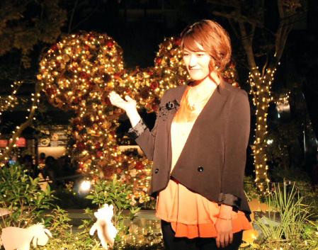 ミッキーの形をしたイルミネーションをバックにミニライブを行ったＢＯＮＮＩＥ　ＰＩＮＫ