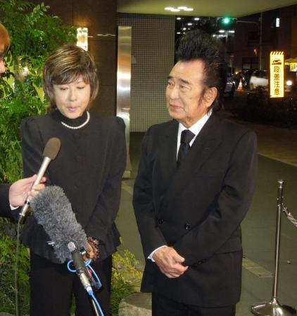 　思い出を語る元パラダイス・キングのメンバー佐野修（右）と歌手・森山加代子